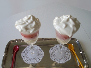 Verrine "Glace à la Vanille, Mousse de Fraises, Ecume de Citron" - image 1