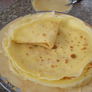 Crêpes aux Pommes,  Sauce au Caramel au Beurre Salé