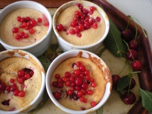 Petits Gâteaux au Fromage Blanc, Cerises et Groseilles - image 1