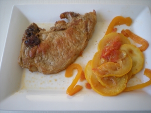 Côtes de Porc aux Courgettes Jaunes, Poivron Orange et Tomates - image 2