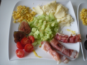 Salade, Fromage Tête de Moine, Crudités, Jambon - image 1