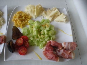 Salade, Fromage Tête de Moine, Crudités, Jambon - image 3