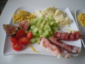 Salade, Fromage Tête de Moine, Crudités, Jambon - image 4