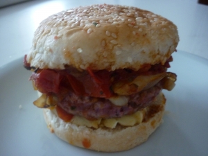 Hamburger, Reblochon, Steak, Oignon, Tomate, Huile à la Vanille - image 1