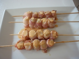 Brochettes de Noix de Saint Jacques au Lard Sauce aux Corails - image 1