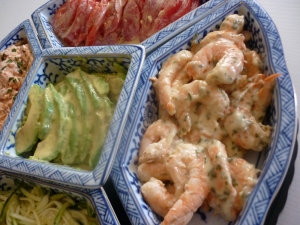 Crevettes, Saumon, Linguines de Courgette, Avocat, Tomates - image 1